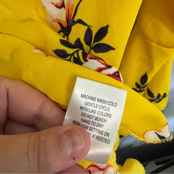 Stella Tweed Yellow Floral Plunging Neckline Top Bell Sleeves Womens Size Medium - Picture 8 of 8